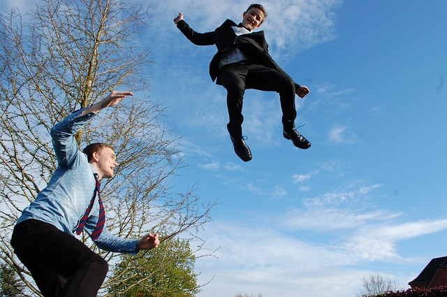 děti na trampolíně