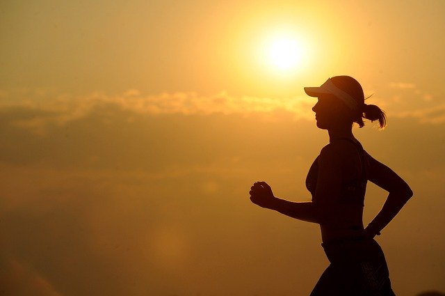 žena při joggingu